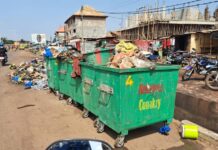 Insalubrité : les caniveaux de l’autoroute Fidel Castro transformés en dépotoirs d’ordures