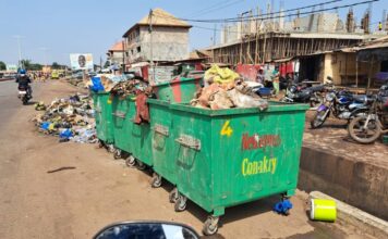 Insalubrité : les caniveaux de l’autoroute Fidel Castro transformés en dépotoirs d’ordures